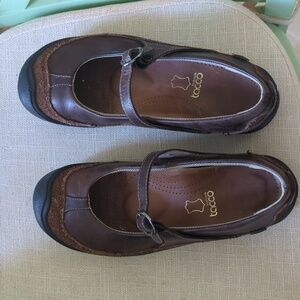 Keen 7 brown EUC Mary janes